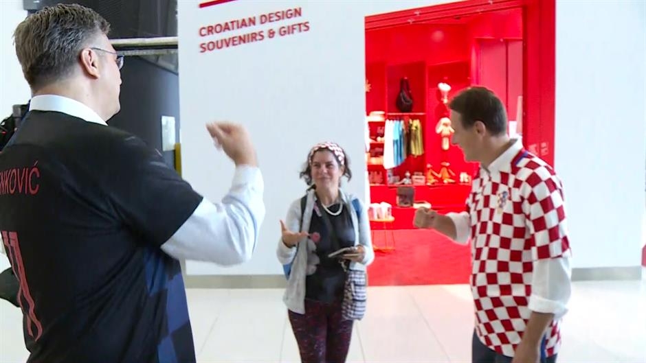 VIDEO – Zbunili je dresovi: Turistkinja zamolila Plenkovića da je slika sa “premijerom”