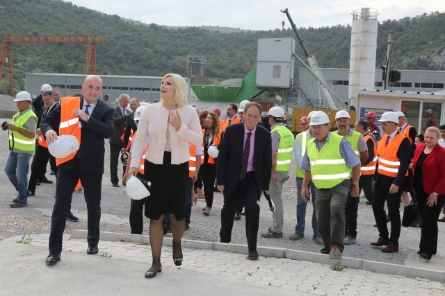 FOTO – Bioče dočekalo srpsku ministarku, Zorana i Osman na gradilištu: Stubovi nebu pod oblake