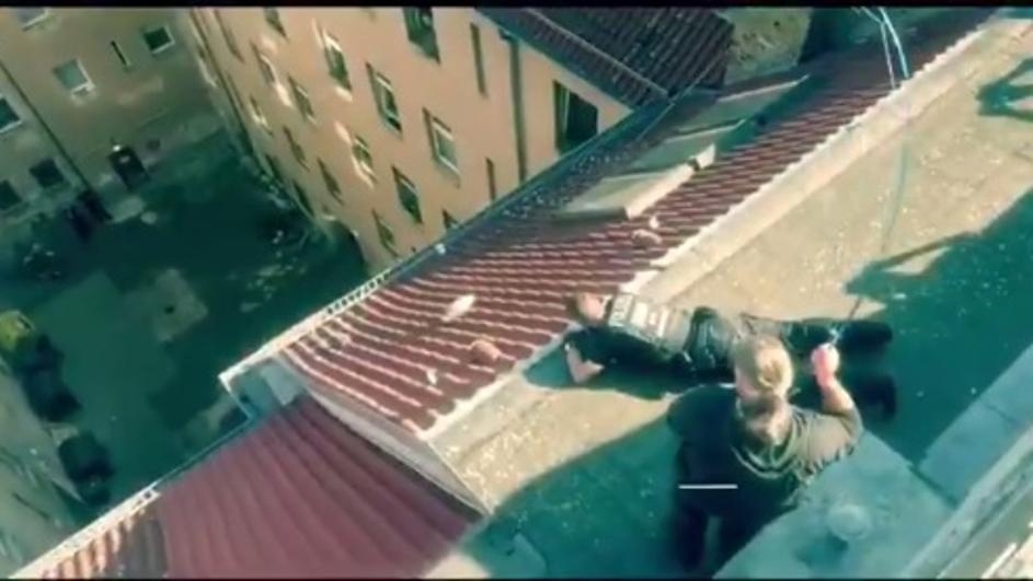 Policajci bukvalno pecali drogu sa krova: Došli da mu uzmu vozačku on brže bolje bacio kanabis kroz prozor