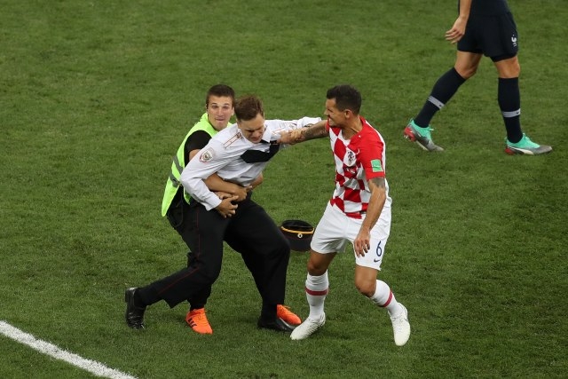 FOTO – Incident u finalu SP: Navijači uletjeli na teren, Pusi rajot preuzele odgovornost