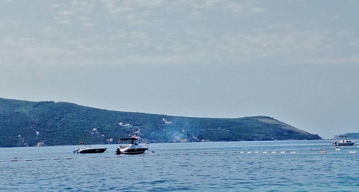 Prvi požar ove sezone na Luštici: Zapaljen strujni stub na Rosama