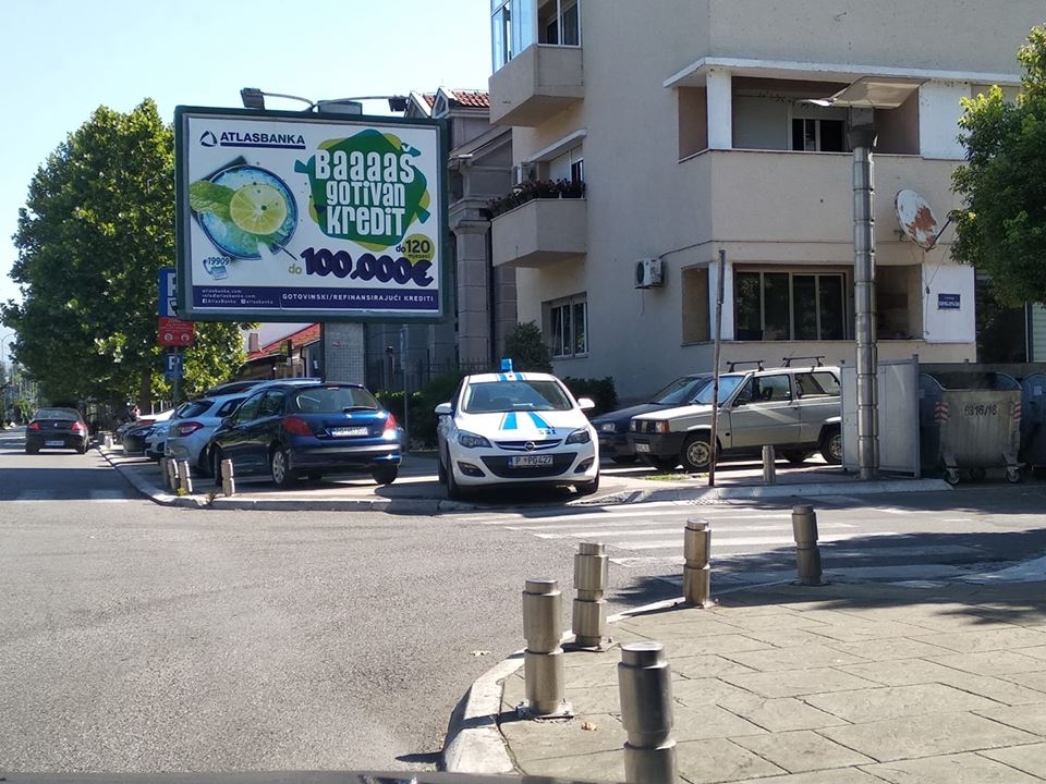 I za njih važe propisi: Policajac nepropisno parkirao služeno vozilo, kolege mu napisale kaznu