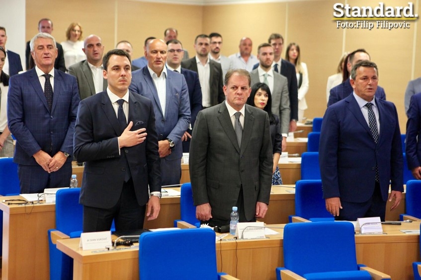 VIDEO: Ivan sluša himnu s rukom na srcu, Pavle, Dragica i Miomir pjevaju, Vladan se povremeno uključuje