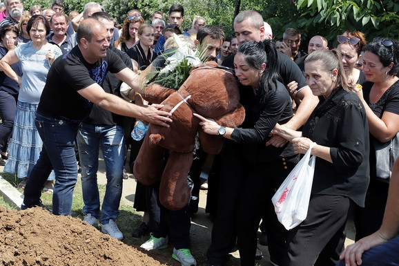 U grob spušten s plišanim medom: Dječak kog je ubila kapija sahranjen uz stihove pjesme “Možda spava”