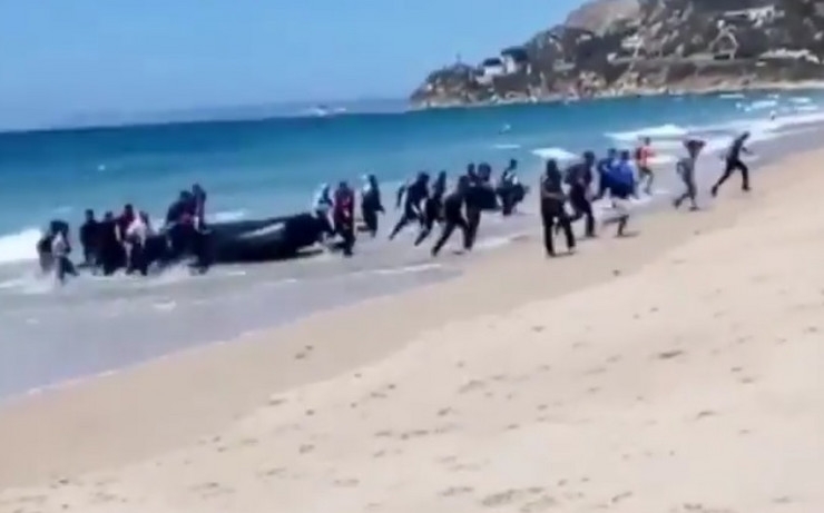 NEZAPAMĆENA SCENA NA NUDISTIČKOJ PLAŽI: Čamac s migrantima pristaje, ljudi BJEŽE NA SVE STRANE, goli kupači u nevjerici