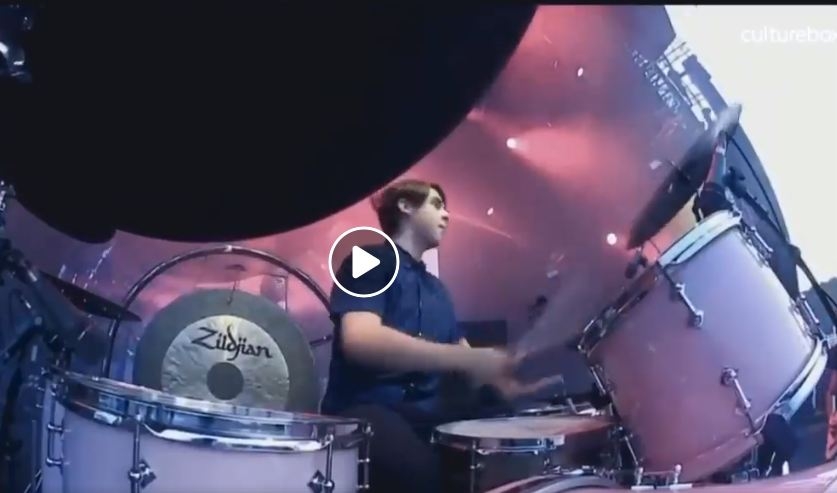 VIDEO – Klinac iz publike zasvirao bubnjeve na koncertu The Killers