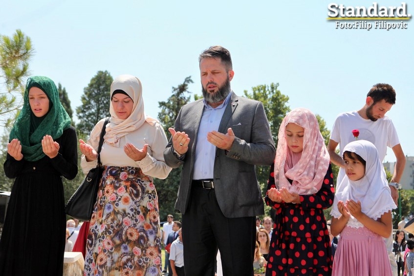 FOTO – Podgorica odala pomen Srebrenici: Nijesmo dozvolili zlu krv koja od čovjeka pravi životinju
