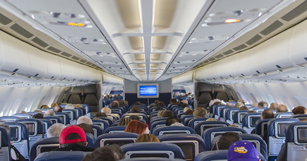 Da li znate koliko alkohola možete da popijete besplatno u avionu?