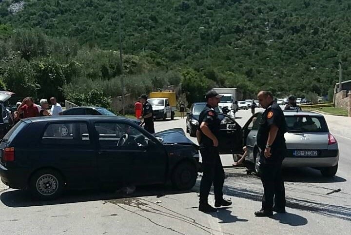 FOTO: Sudarila se četiri automobila u Baru, povrijeđena jedna osoba