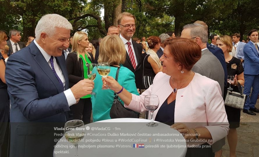 FOTO – Hvala i iz Crne Gore: Marković nazdravio s Francuskinjom i Hrvatom