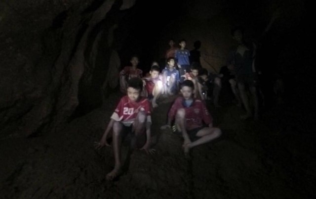 Drama na Tajlandu: Dječaci i trener zarobljeni u pećini 10 dana, ronioci smišljaju plan izvlačenja