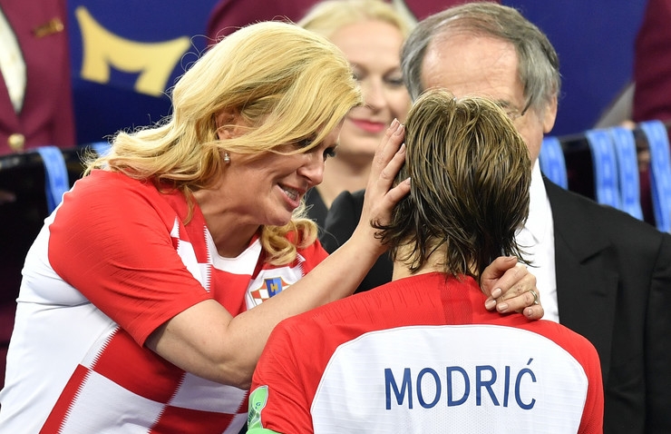 Novi nadimci hrvatske predsjednice: “Kolinda Grlić Mazić” i “Alkoholinda”