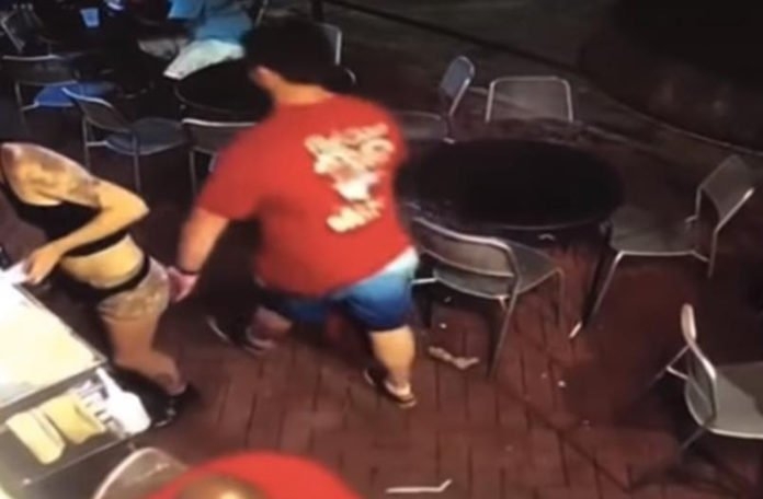 VIDEO: Uhvatio konobaricu za zadnjicu, pa brzo zažalio