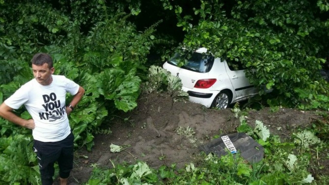Polako, ljudi: Čim krene kiša počinju i udesi – Sletio s puta i završio u žbunju