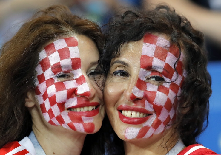 FOTO – Natpis o Srbiji na licima ovih Hrvatica je hit na društvenim mrežama