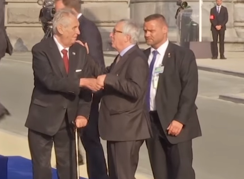 VIDEO – Išijas? Junker se teturao pa posrnuo na crvenom tepihu NATO gala večeri