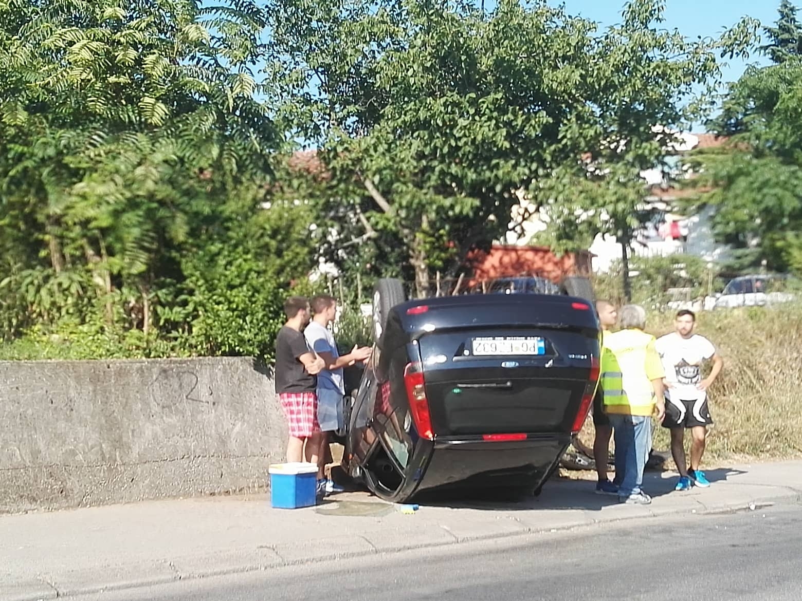 Saobraćajna nezgoda u Podgorici, automobil završio na krovu