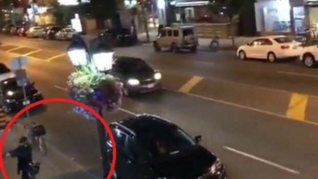 VIDEO – Krvavi pohod u Torontu: Dvije osobe ubijene, ranjeno 14 ljudi, među kojima je i djevojčica