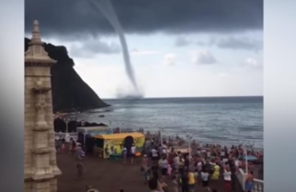 VIDEO – Na pučini se iznenada pojavila zastrašujuća pijavica: Reakcija kupača je sve iznenadila