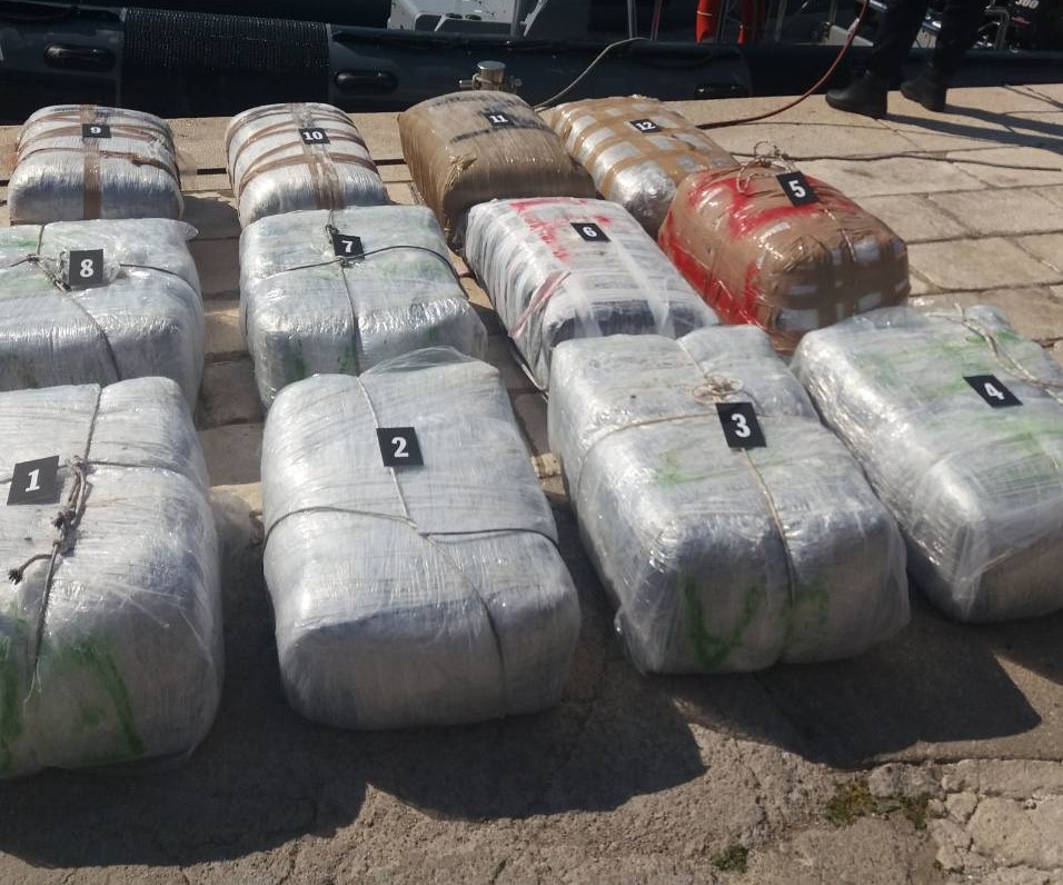 FOTO – Bacili 62 paketa: Pronađeno preko 1,3 tone marihuane u moru