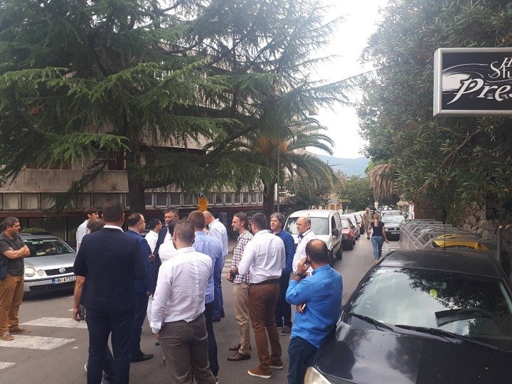 Odbornici vlasti napustili klupe i blokirali saobraćaj u znak podrške osoblju bolnice Meljine