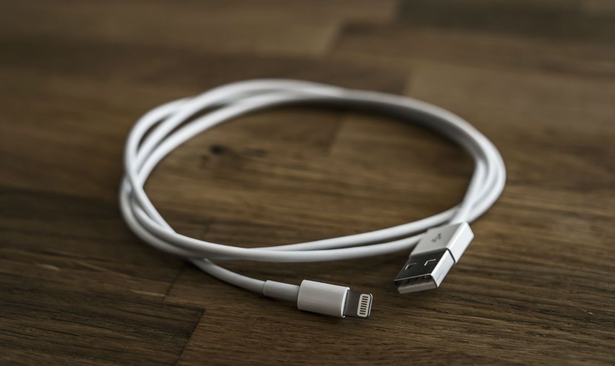 Tinejdžer progurao USB kabal kroz penis u bešiku!