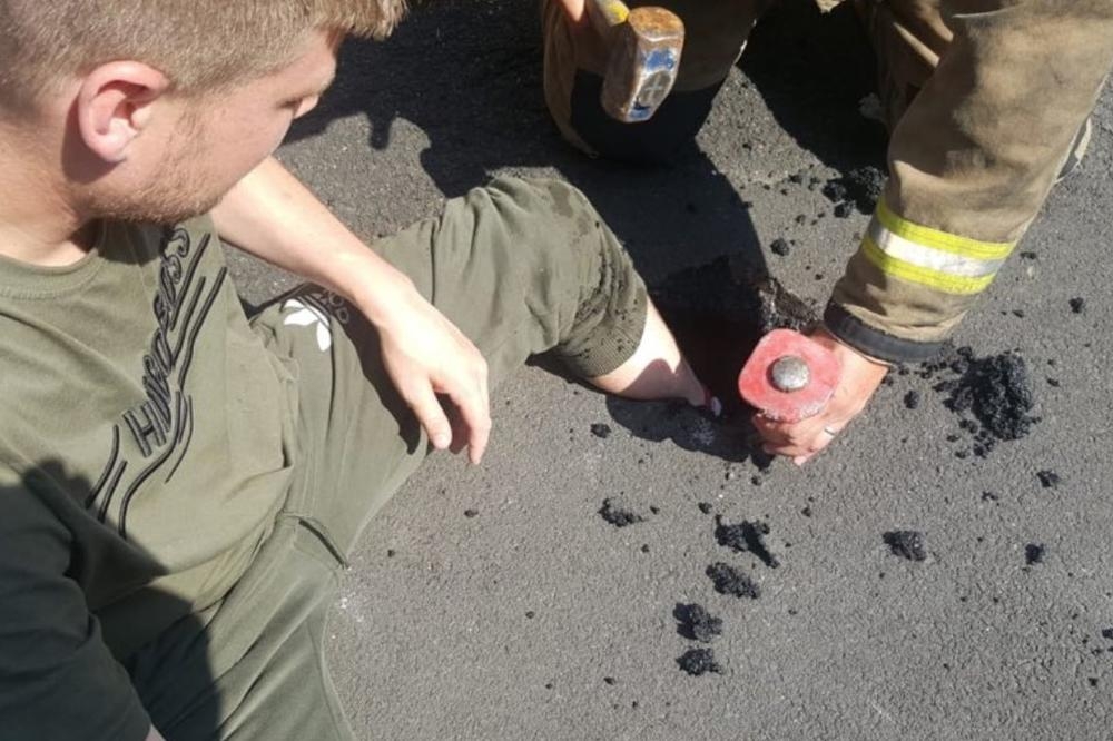 UŽARENI ASFALT MU PROGUTAO NOGU: Toliko je vrelo da se sve topi