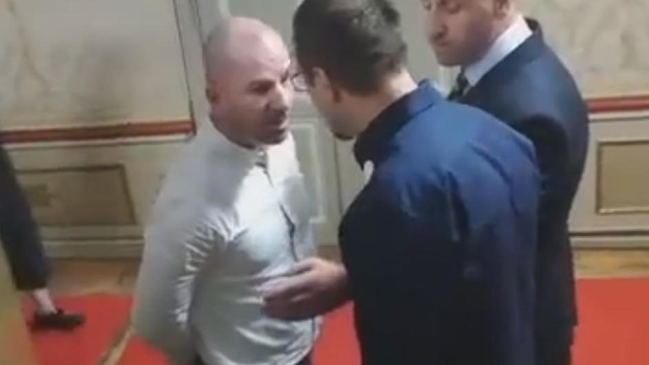 VIDEO – “Klošaru, pljunuću ti u facu!”: Advokat Tompsona opleo po poslaniku, zamalo se potukli u Skupštini