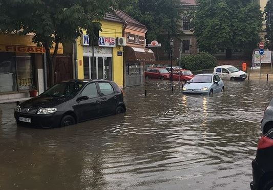 VIDEO i FOTO – Nevrijeme u Srbiji: U Kragujevcu grad veličine lješnika, vanredno stanje u Valjevu