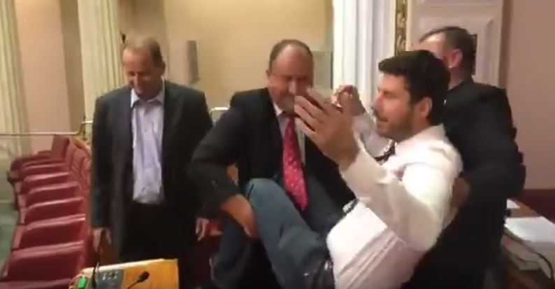 VIDEO – “Nije ovo birtija”: Skandal u hrvatskom Saboru, Pernara iznosilo obezbjeđenje
