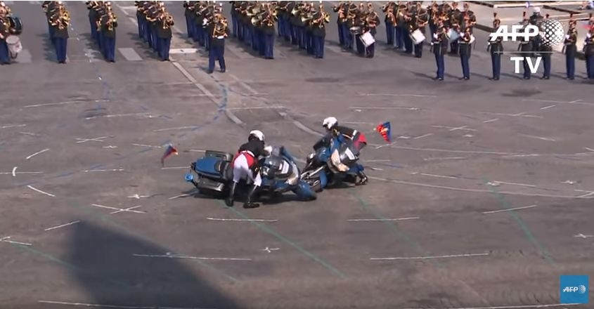 VIDEO – Na proslavi Dana Bastilje SUDARILI se MOTORISTI POLICAJCI