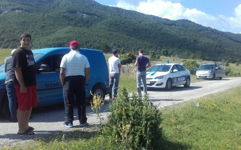 FOTO – Pivljanima koji blokiraju put policija piše prijave za nepropisno parkiranje