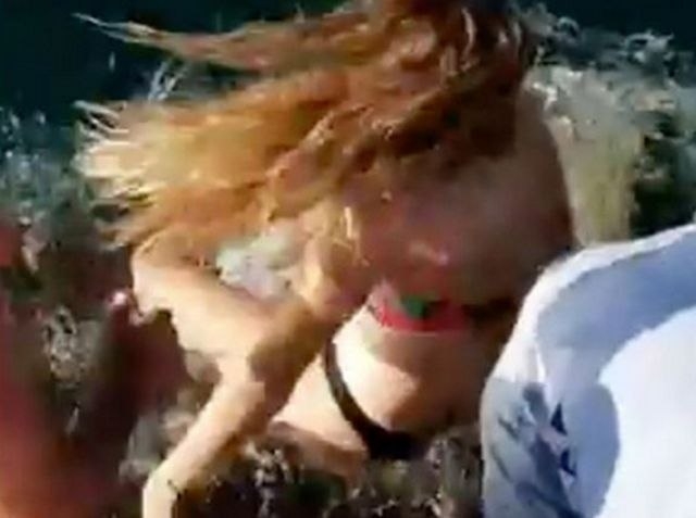 VIDEO – Htjela da nahrani ajkulu, pa joj prst završio u NJENIM ČELJUSTIMA: Bila je šokirana koliko i ja