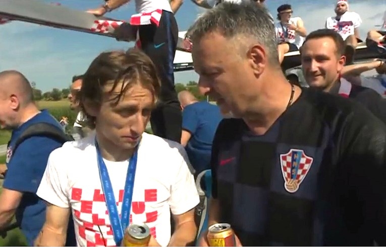 “Tompson zabranjen u pola Evrope, u Hrvatskoj u busu s fudbalerima”