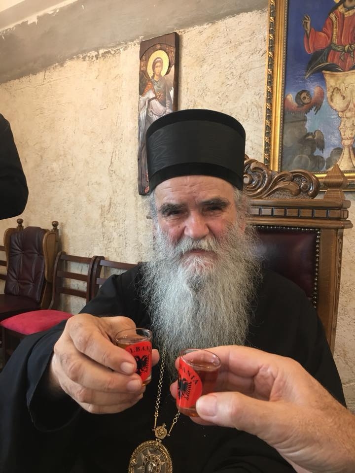 FOTO – Poslije sukoba na Svaču Amfilohije popio najpoznatiji albanski konjak iz čašice s albanskom zastavom