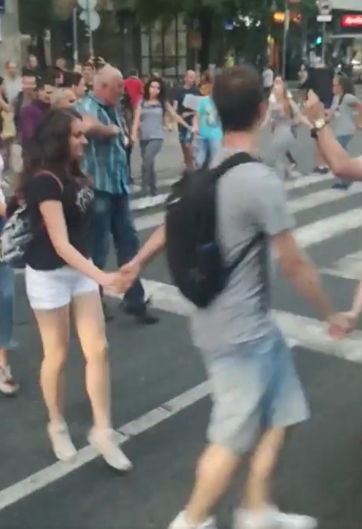 VIDEO – Nesvakidašnji protest: Htjeli da ih isele a onda su zaigrali kolo nasred ulice