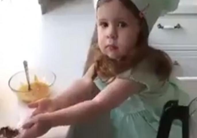 Princeza među kuvaricama: Pogledajte KAKO ova slatkica priprema kolače bez trunke muke!