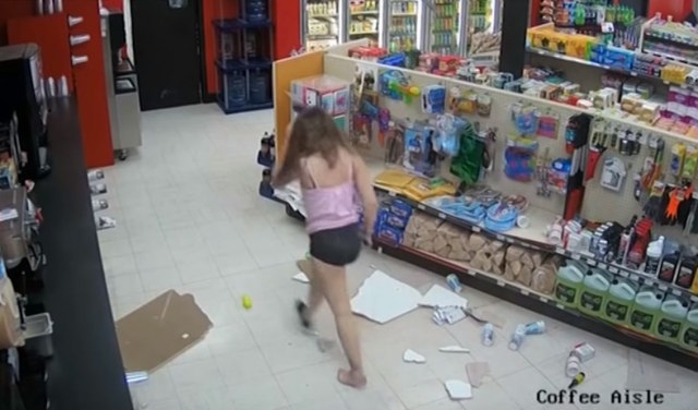 VIDEO – Bježala je od policije, pa propala kroz plafon!