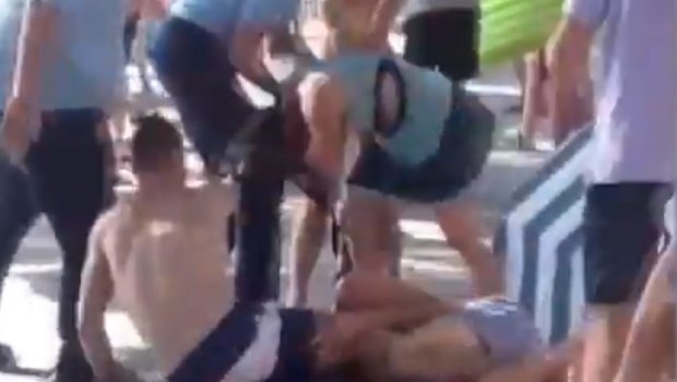 VIDEO- Ludnica u Makarskoj: Počelo tučom dvije djevojke, a onda su kolektivno sijevale pesnice, palo i skidanje gaća