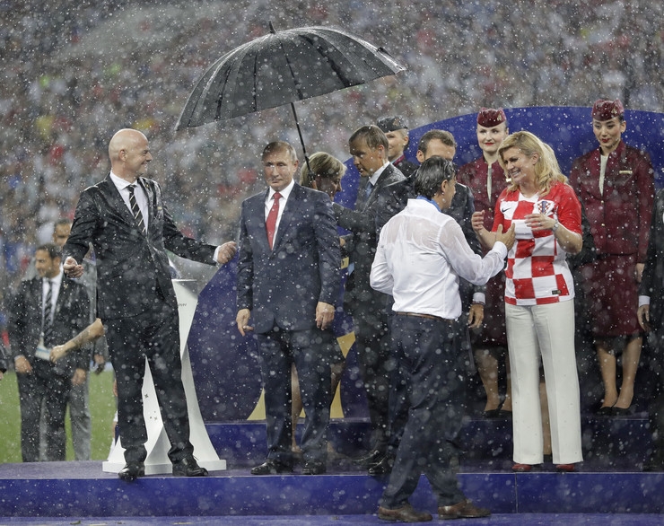 Na ceremoniji zatvaranja Mondijala svi pokisli “kao miševi” osim njega