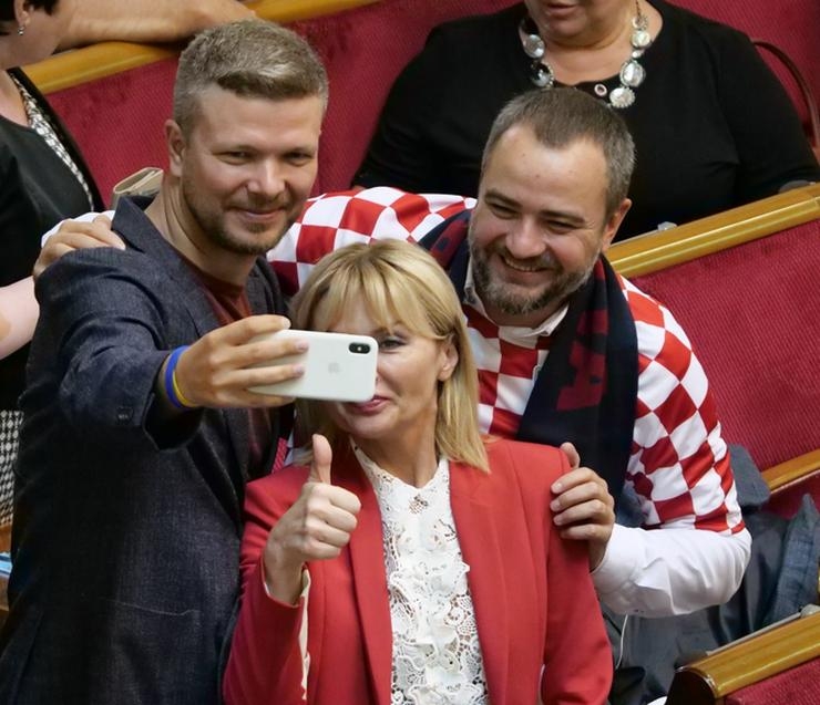 Ukrajinski poslanici obukli dresove sa šahovnicom i skandirali “SLAVA HRVATSKOJ”