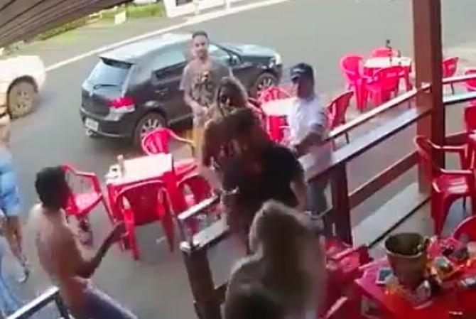 VIDEO – Ušetala je u kafić i vidjela muža sa LJUBAVNICOM: Ovakvu reakciju SIGURNO NE BISTE OČEKIVALI