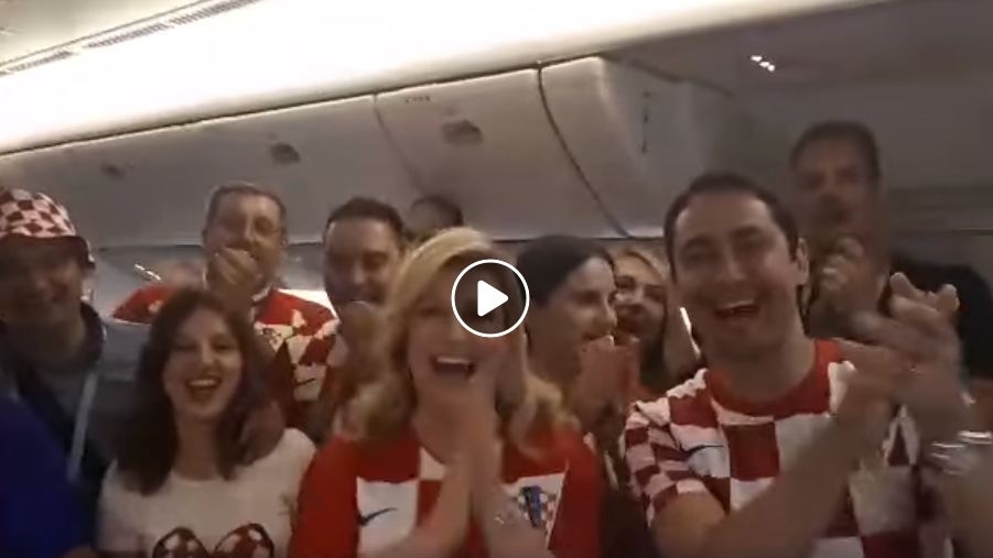 VIDEO – Kolinda prozborila na ruskom, pa POVELA NAVIJANJE u avionu!