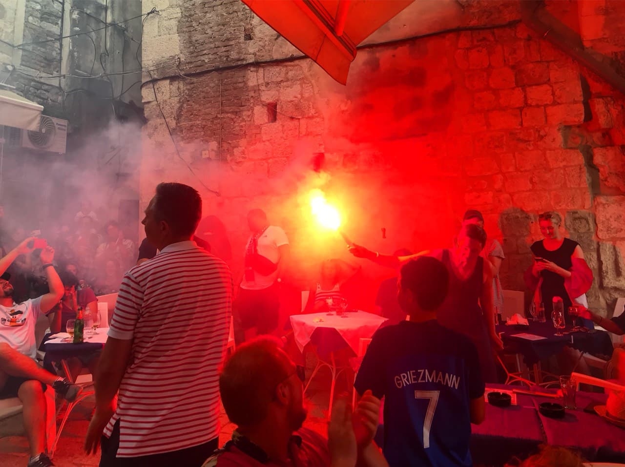 VIDEO – Čitaoci Standarda šalju: Slavlje na ulicama Splita, hrvatski navijač predao baklju Francuzima
