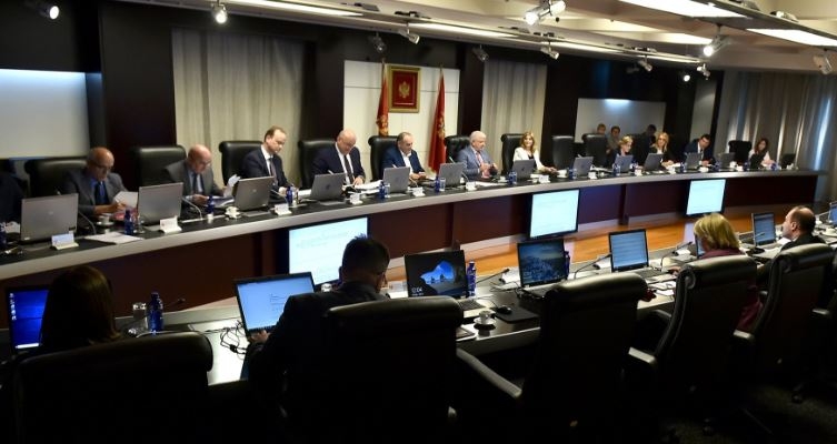 Vlada smanjuje akcize na duvanske proizvode i do daljnjeg neće zapošljavati u javnom sektoru