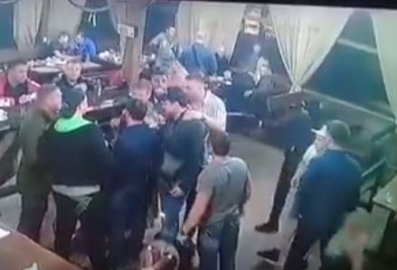 VIDEO – Likvidacija u kafiću: Ruski mafijaš slavio izlazak iz zatvora kada mu je prišao maskirani napadač