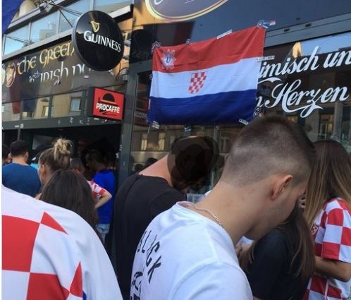 FOTO – Austrijski list: Hrvati slavili uz ustaške simbole
