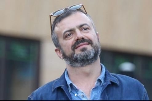 Sergej Trifunović OBRIJAO GLAVU, pa pozira sa 8 DJEVOJAKA