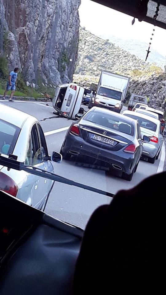 FOTO – Prevrnulo se auto s PG MN tablicama: Jedna osoba povrijeđena