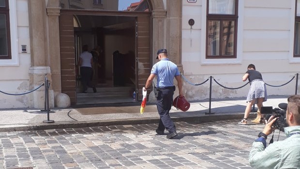 Novinarka bacila izmet na hrvatsku vladu: “Tek sam počela sa fekalijama”